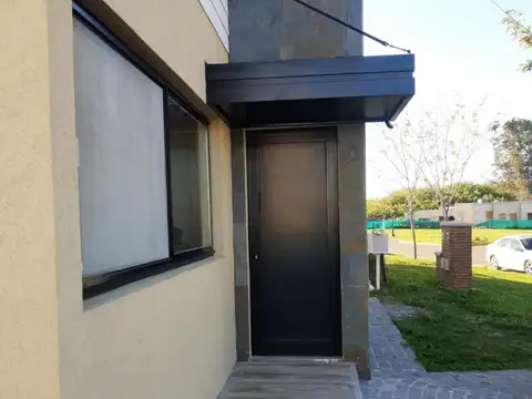 EN VENTA EXCELENTE CASA ESTILO MODERNO EN PILAR - FICHA 9446