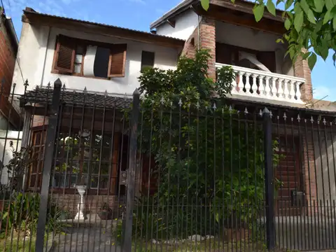 CASA 3 AMBIENTES CON PILETA EN VENTA FIORITO