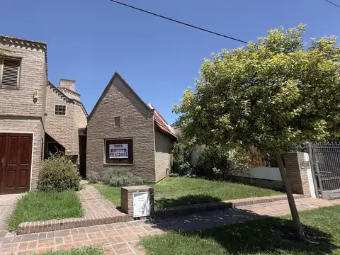Casa de 4 dormitorios en alquiler en URCA - Con pileta
