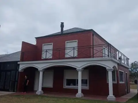 Casa en venta - 4 Dormitorios 3 Baños - Bahía Blanca