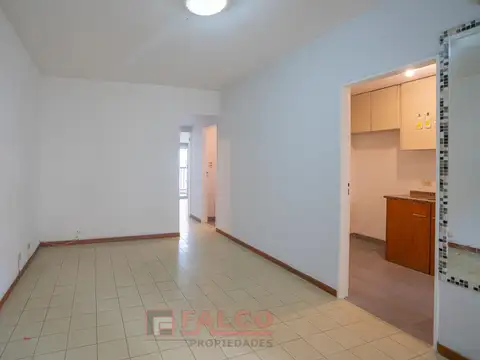 Departamento de 3 ambientes frente a la plaza Angel Gris