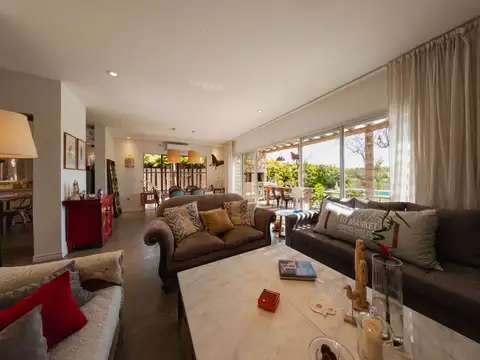 Casa 5 ambientes con 3 baños