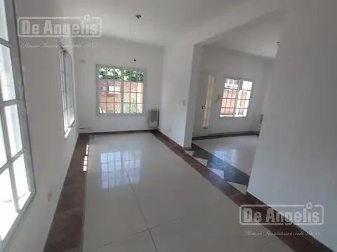 Depto Tipo Casa en Alquiler con 1 cocheras