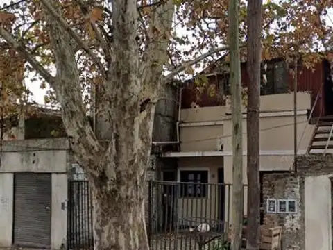 Terreno con construcción sobre lote 8,66 x 26 Mts. 225 m2. Buena ubicación comercial sobre avenida.