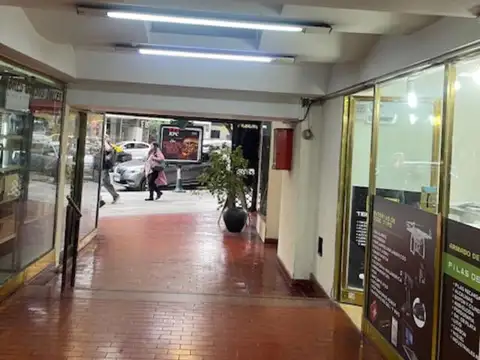 LOCAL EN GALERIA SOBRE AVENIDA RIVADAVIA, BAJAS EXPENSAS. ZONA COMERCIAL