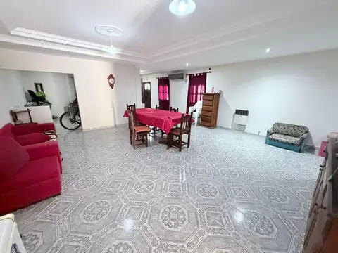 Casa 5 ambientes con 2 baños