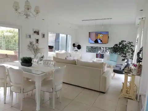 Casa 5 ambientes con 3 baños