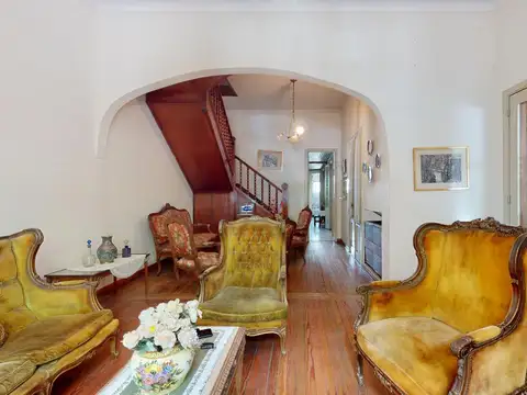 Casa 8 ambientes con 2 baños