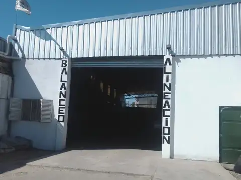 VENDE Galpón 270 m2 cubiertos y 2 deptos, sobre lote 500 m2