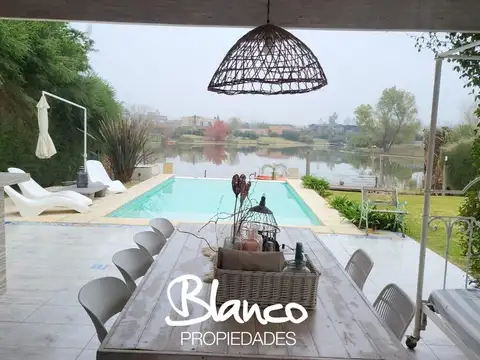 Casa 5 ambientes con 4 baños