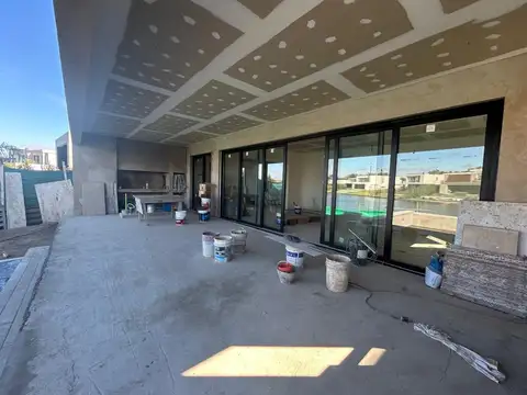 Imponente casa a la venta a la Laguna Carpinchos Nordelta