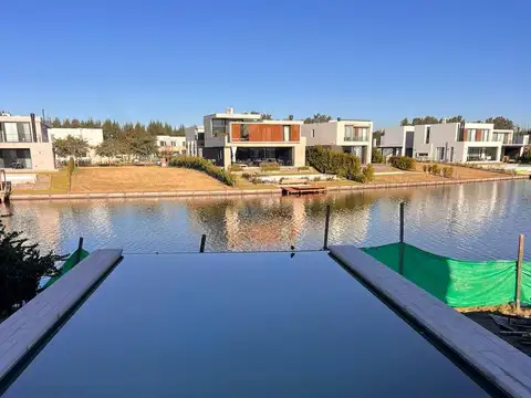Casa en venta al agua,  Carpinchos, Nordelta
