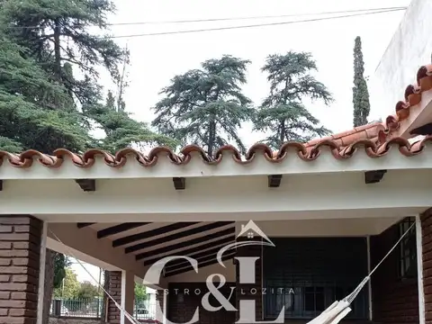 Casa 9 ambientes con 2 baños