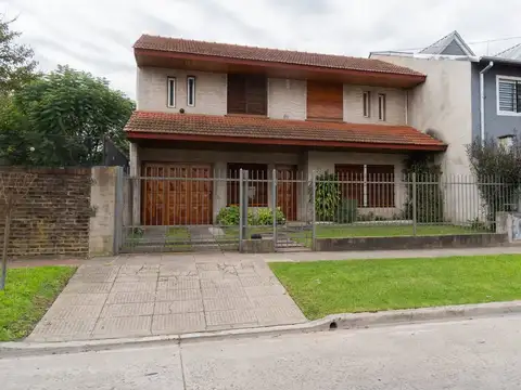 VENTA DE CASA 4 AMB. EN VILLA TESEI APTO CREDITO