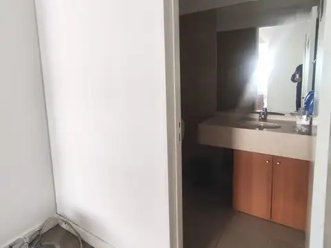 Oficina 12 ambientes con 4 baños