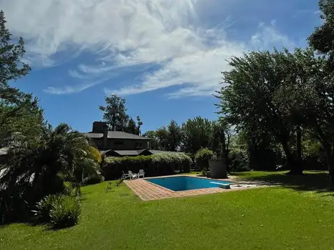 VENTA ESPECTACULAR CASA EN FUNES. 3 DORMITORIOS. PARQUE Y PISCINA. GARITA 14