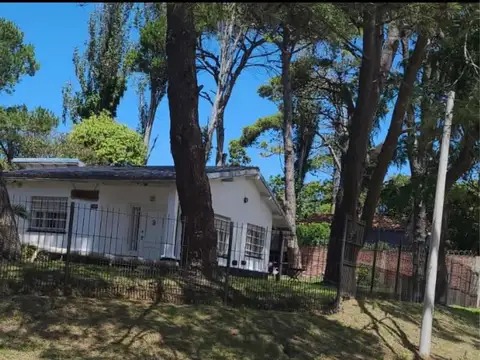 Casa en venta -  3 dormitorios 2 baños - 600 mts2 - Villa Gesell