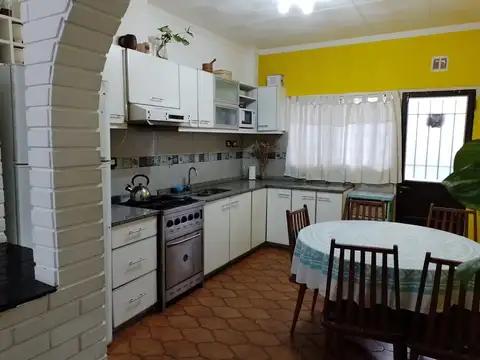 Venta Casa 3 amb + Local  + Departamento 2 amb