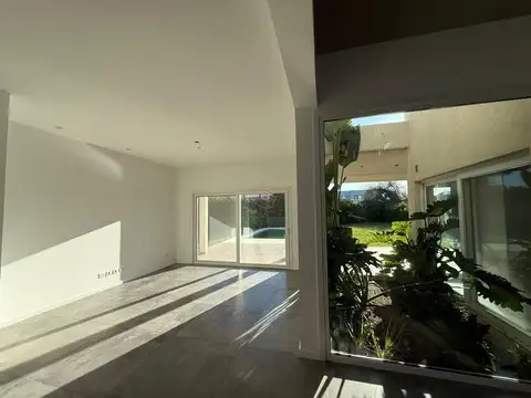 Casa 6 ambientes con 4 baños