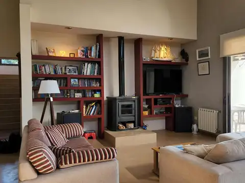 Casa en Alquiler con 2 cocheras