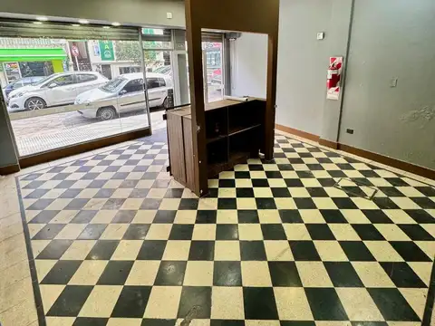 Local en  Azcuenaga al 700