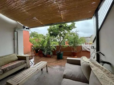 VENTA CASA 6 AMBIENTES CON PARQUE EN BARRACAS CABA