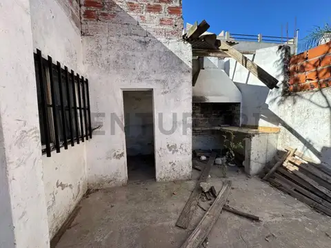 VENTA CASA 4 AMBIENTES A RECICLAR EN MORON FINANCIA
