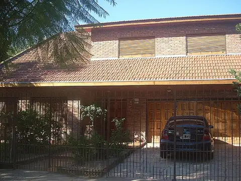 Chalet 7 Ambientes C/ Piscina Y Quincho