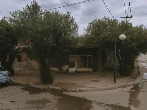 EN VENTA – CASA ESQUINA - RIVADAVIA AL 900