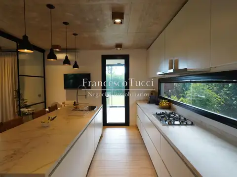 Casa en Venta con 2 cocheras