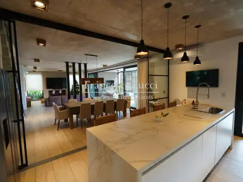 Casa 5 ambientes con 4 baños