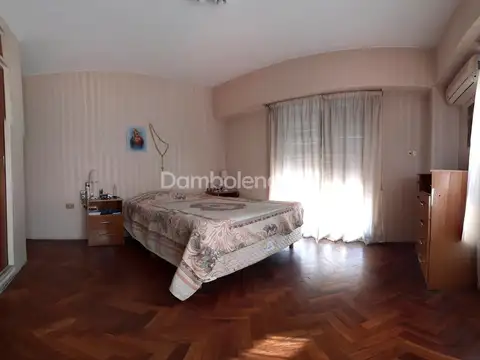 Casa en Venta con 4 cocheras