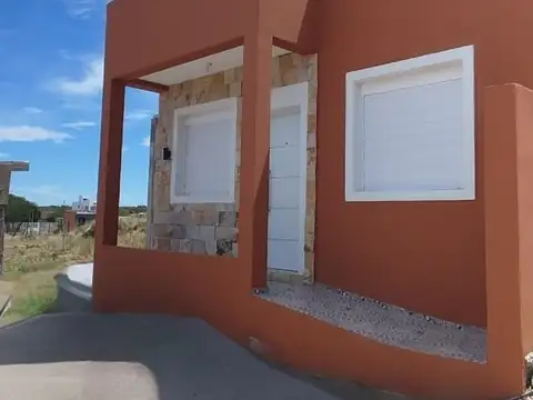 Vendo Departamento+Dos Habitaciones+a Estrenar+Equipado+Barrio Cerrado+Patio+Estacionamiento+ Semicubierto.