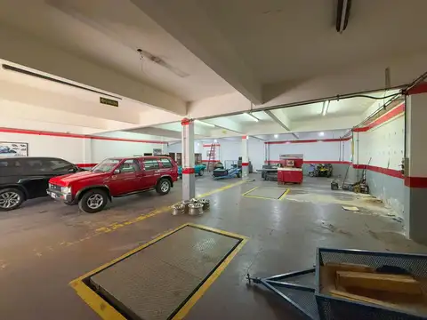 Importante local o galpon de 800m² con gran frente comercial y 2 plantas