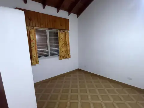 Vende Casa en  3 Ambientes