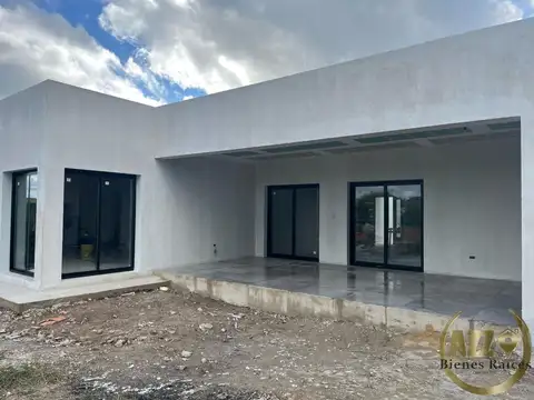 Casa 4 ambientes con 2 baños