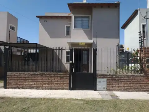 Casa 2 Dormitorios con Cochera y Jardin Barrio Tango
