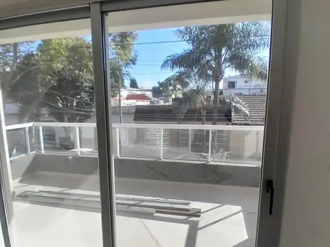 VENTA SEMI PISO de 3 amb c/ balcón aterrazado con cochera