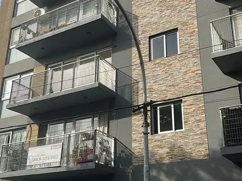 Depto. 2 mab, con balcon, y cochera