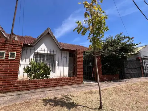 VENTA CASA 3 AMBIENTES HURLINGHAM COCHERA PARQUE