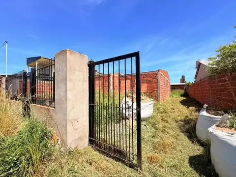 VENTA CASA A TERMINAR 4 AMB + QUINCHO - LOS LOBOS