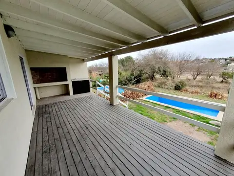 Casa 4 ambientes con 2 baños