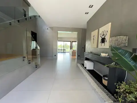 Casa 7 ambientes con 4 baños