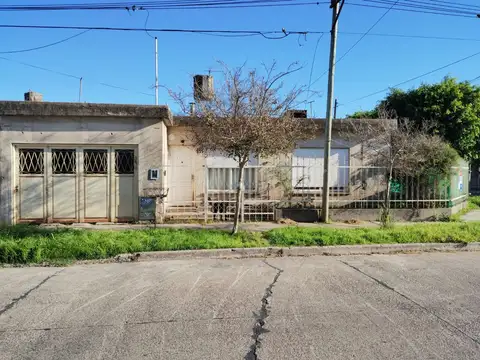 VENTA CASA A REMODELAR SAN NICOLAS CON GALPON