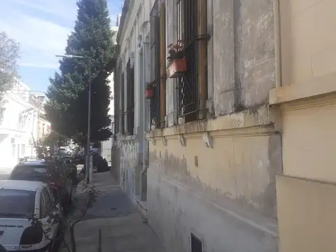 Casacuberta 3149* - Casa de 5 ambientes,  patio y terraza con parrilla. Sup. 310 m2 .Por m2.  565.