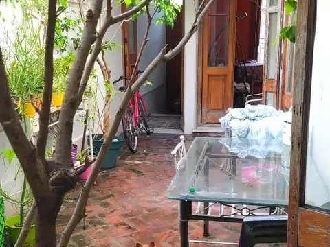 Casacuberta 3100 * - Casa de 5 ambientes,  patio y terraza con parrilla. Sup. 310 m2 .Por m2.  565