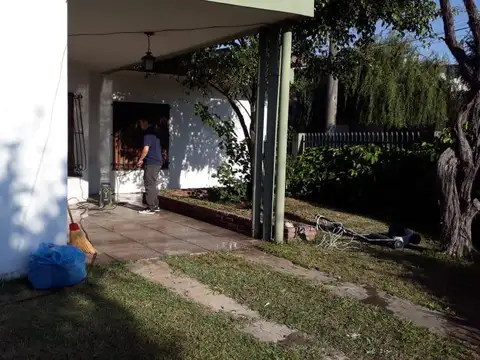 Casa 4 Amb. en esquina c/Cochera - San Justo