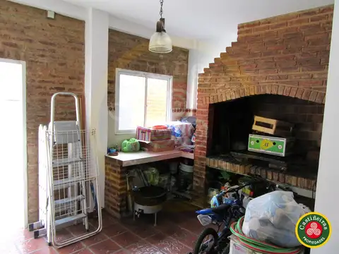 Casa en dos Plantas - tres dormitorios - quincho - patio - cochera