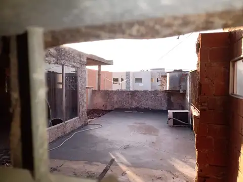 CASA DE DOS PLANTAS A RECICLAR EN SOURIGUES U$S 190.000.-