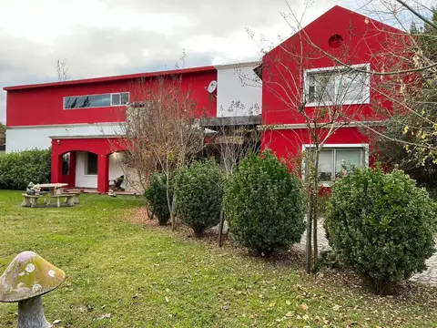 Casa de 4 dormitorios con 2 cocheras en Barrio Los Raigales Roldan